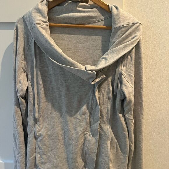 Lululemon Gray Zip Up Jacket w Thumb Holes Sz 10 - Picture 1 of 16